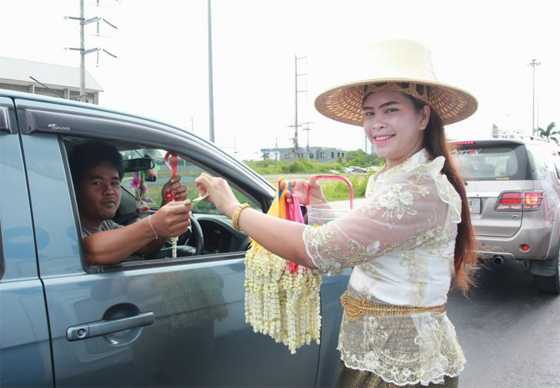 หางาน,สมัครงาน,งาน,สาวนุ่งชุดไทยเดินขายพวงมาลัย เผยยอดพุ่งเกือบเท่าตัว ผุดไอเดียจากช่วงสงกรานต์